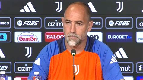 frate Marco Moroni che parla alla conferenza stampa