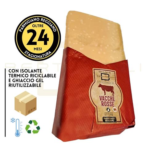 Primo piano di scaglie di Parmigiano Reggiano delle Vacche Rosse.