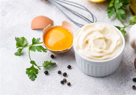 Composizione di ingredienti per preparare la maionese aromatica per il carpaccio.