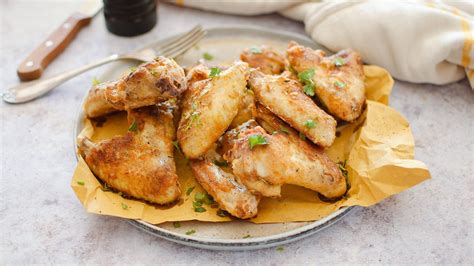Alette di pollo dorate e croccanti in padella