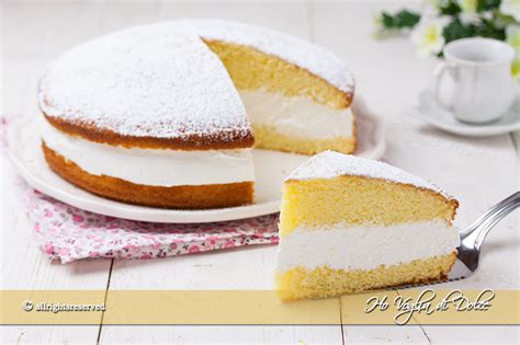 Composizione di una Torta Paradiso farcita con crema al latte