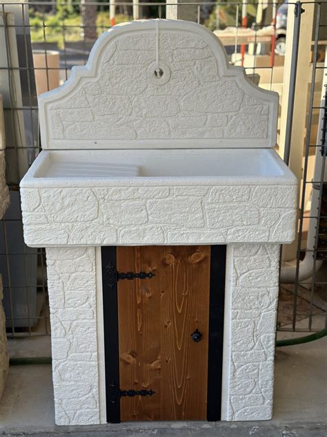 Immagine di un lavandino in cemento da esterno con una piccola crepa riparata con stucco epossidico.