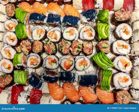 Piatto di sushi misto fresco e colorato, con enfasi sulla varietà.