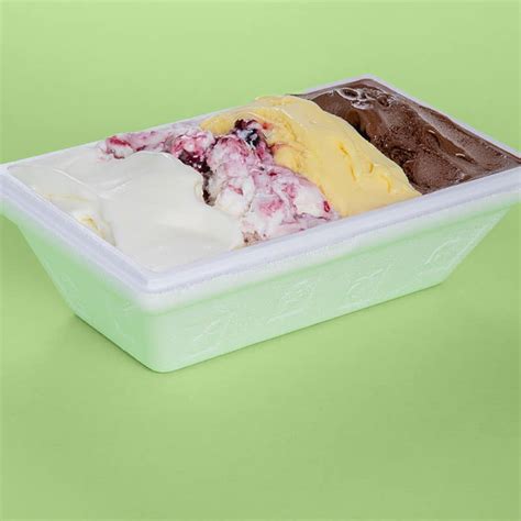 Immagine ravvicinata di una vaschetta di gelato Sottozero con vari gusti.