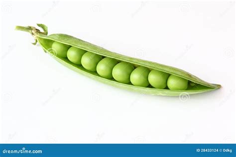 Immagine ravvicinata di piselli freschi in un baccello