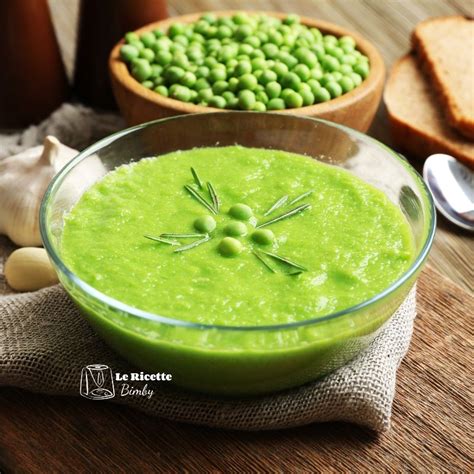 Vellutata di piselli verde brillante servita in una fondina con un filo d'olio