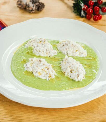 Piatto finito: Merluzzo su crema di piselli con verdure e cialda croccante