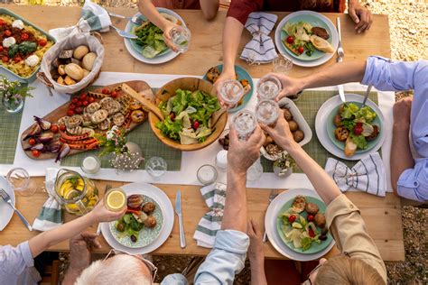 pranzo con amici e bicchierini di liquore alle nespole