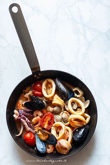 Padella con frutti di mare, pomodorini e sughetto in preparazione