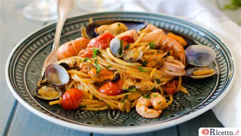 Primo piano di spaghetti ai frutti di mare impiattati con prezzemolo fresco