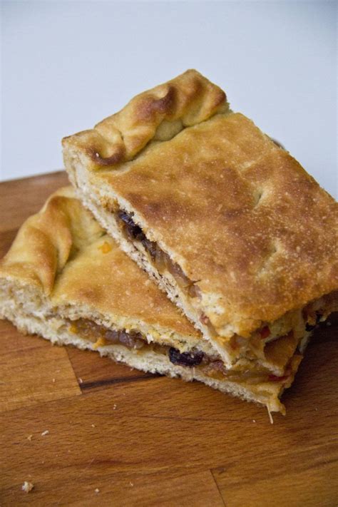 Ingredienti principali per la focaccia ripiena: cipolle, acciughe, olive e impasto lievitato