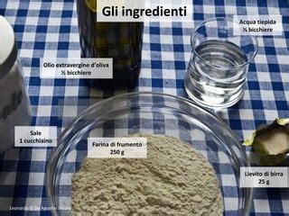 Processo di impastamento della focaccia, con ingredienti come farina, acqua, lievito e olio
