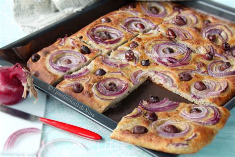 Farcitura della focaccia con cipolle stufate, acciughe e olive