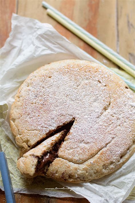 Focaccia in padella con ripieno di cioccolato fuso