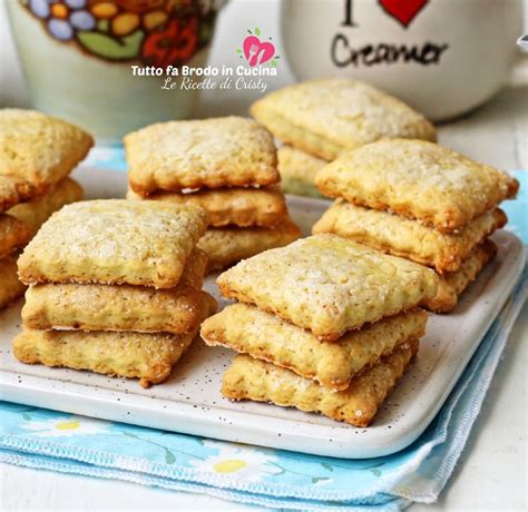 Immagine di biscotti al cocco dorati e friabili, disposti su un piatto.
