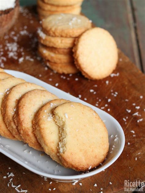 Schema di preparazione dei biscotti sablé al cocco, con le fasi principali.