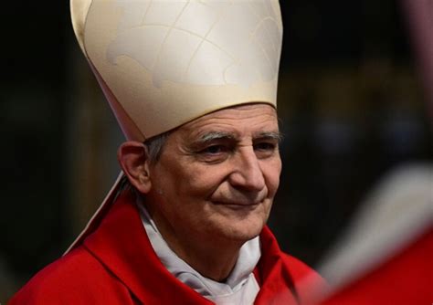 Cardinale Matteo Zuppi in preghiera davanti all'icona della Madre di Dio di Vladimir