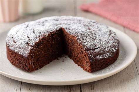 Immagine di una torta al cioccolato soffice e invitante, spolverata con zucchero a velo