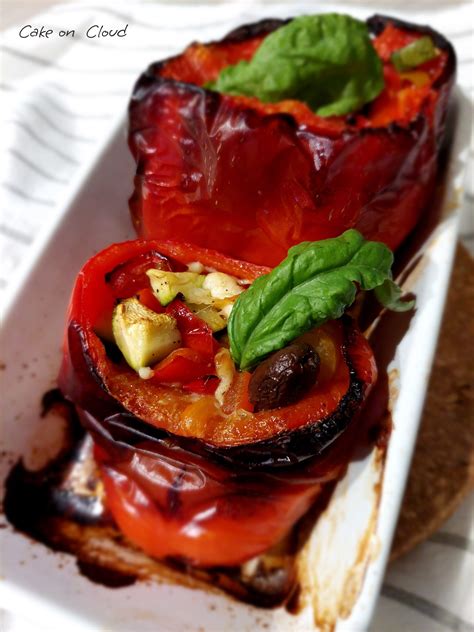 Farcitura di verdure grattugiate e pomodorini per i peperoni ripieni vegetariani.