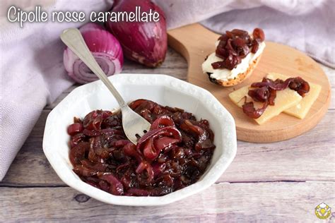 Immagine di cipolle rosse caramellate in padella