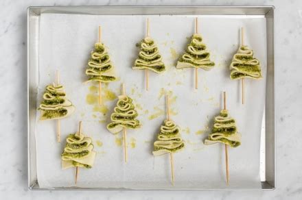 Alberelli di pasta sfoglia decorati con pesto e olive