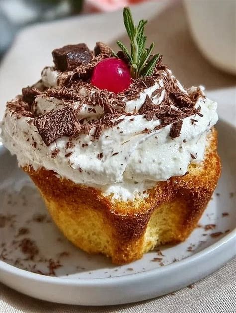 varietà di cupcake alla ricotta, alcuni con cioccolato, altri decorati