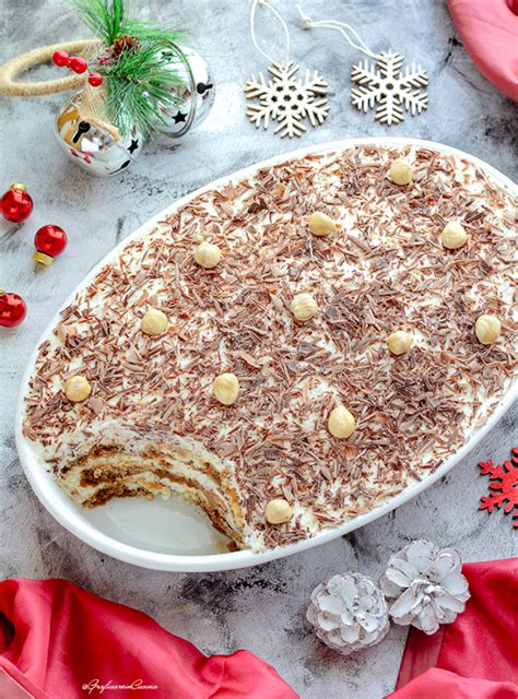 Illustrazione di un tiramisù al torrone decorato per Natale