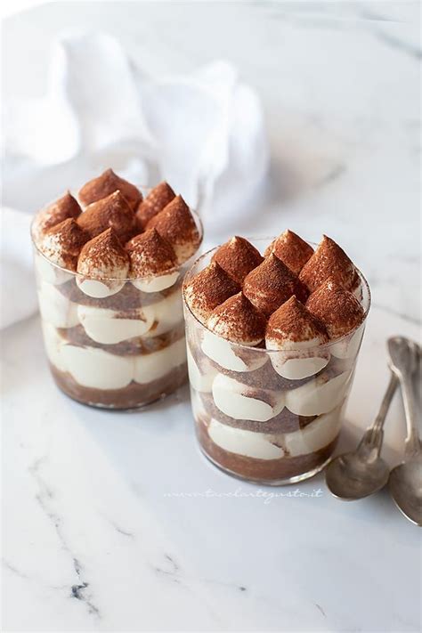 Composizione di mini tiramisù al torrone in bicchieri
