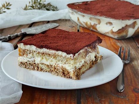 Primo piano di una fetta di tiramisù al torrone con decorazione all'arancia