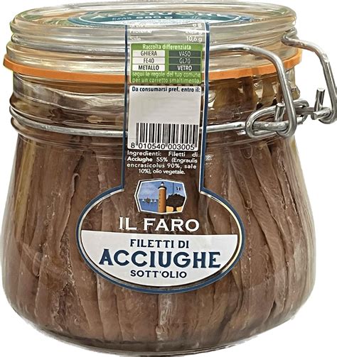 primi piani di filetti di acciughe di Sciacca, che mostrano la loro consistenza e colore