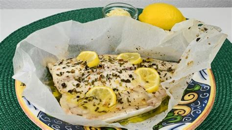 Ricciola cotta al cartoccio, aperta per mostrare il contenuto
