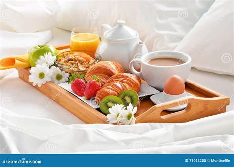 Vassoio da colazione a letto con fiori e caffè