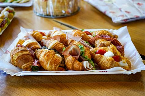 Vassoio con cornetti assortiti e diverse varianti di cappuccino colorato