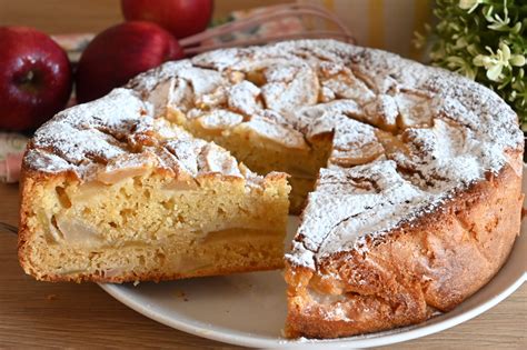 Varietà di dolci fatti in casa per la colazione: torta di mele, muffin, pancake