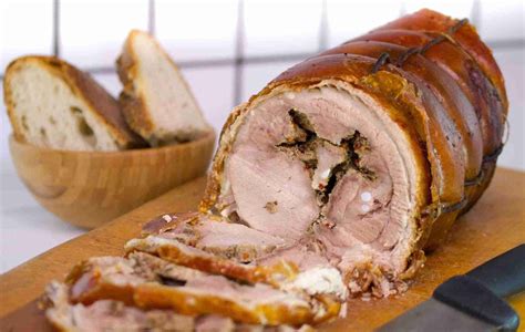 Foto di una porchetta arrosto affettata in vaschetta
