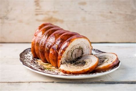 Illustrazione dettagliata della struttura della porchetta, evidenziando la cotenna, la pancetta e il ripieno di spezie