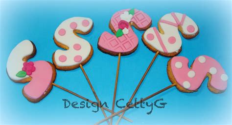 Illustrazione di biscotti decorati a tema primo compleanno con numeri, lettere e pacchetti