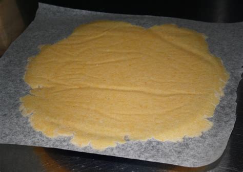 Infografica che mostra i passaggi per stendere la pasta frolla tra due fogli di carta forno