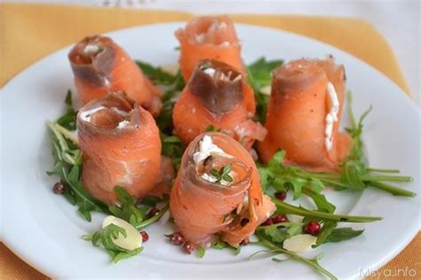 Composizione di antipasti estivi a base di salmone: involtini, girelle e cestini.