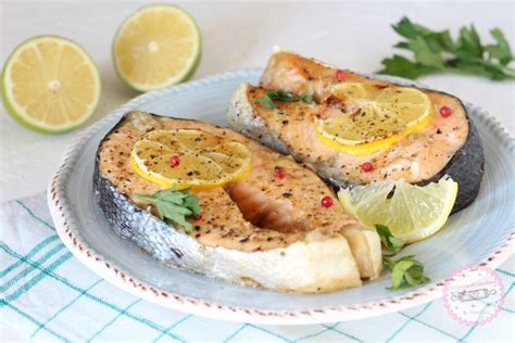 Filetto di salmone al forno con erbe aromatiche e limone.