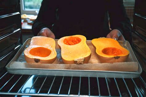 Zucca intera e a fette, pronta per la cottura