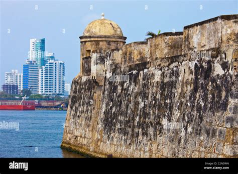 Vista panoramica della città coloniale di Cartagena con le sue mura storiche e il mare dei Caraibi sullo sfondo
