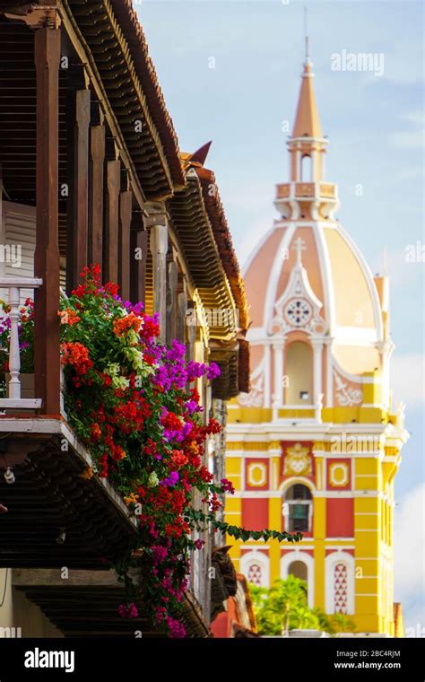 Strada colorata nel centro storico di Cartagena con balconi fioriti e architettura coloniale