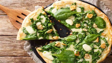 Schema con gli ingredienti e i passaggi per preparare la base della pizza con spinaci e ceci