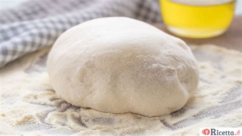 Immagine di una base per pizza fatta in casa, pronta per essere condita
