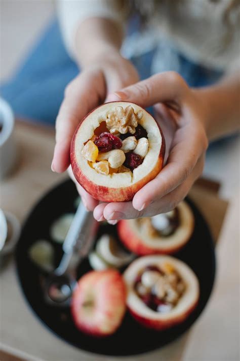 Mele condite con frutta secca, mirtilli e cannella in una ciotola