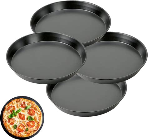 Selezione di teglie per pizza di varie forme e materiali