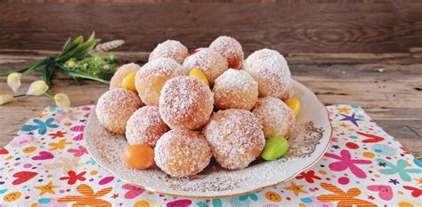 Selezione di dolci fritti italiani come bomboloni, cannoli e castagnole