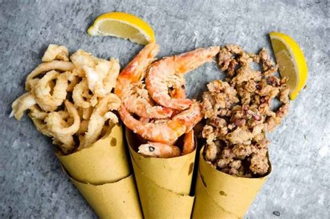 Un cono di carta (cuoppo) pieno di fritto misto di mare e verdure