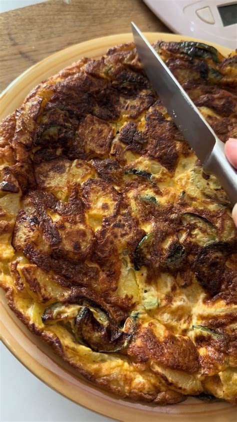 un primo piano del composto di zucchine, porri, uova e parmigiano in una ciotola